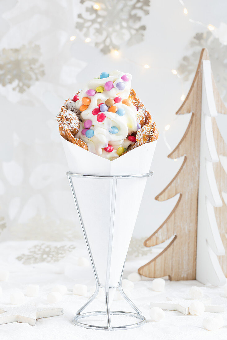 Bubble Waffle mit Frozen Yoghurt und bunten Schokolinsen zu Weihnachten