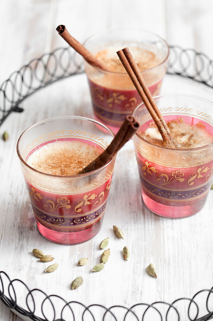 Chai Latte in bunten Gläsern