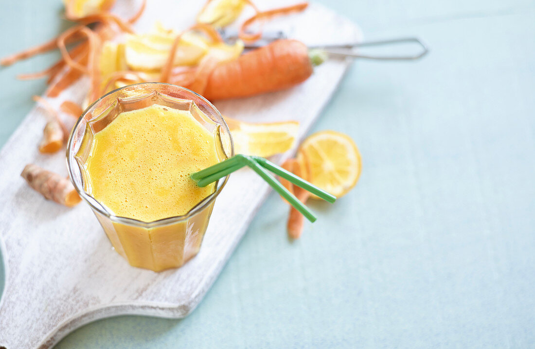 Orange and turmeric juice with linseed oil (detox)