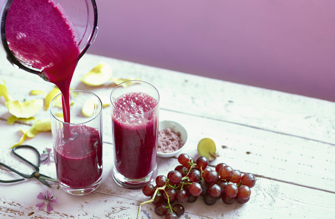 Trauben-Rote-Bete-Smoothie einschenken