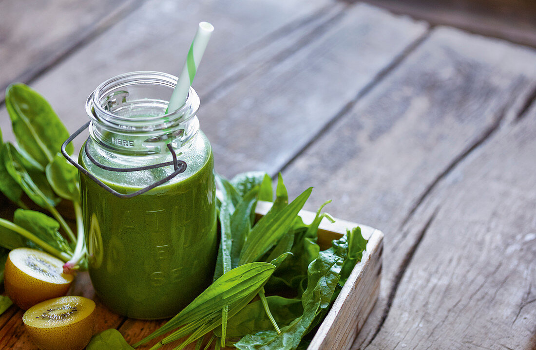 Kiwi and spinach smoothie with ribwort