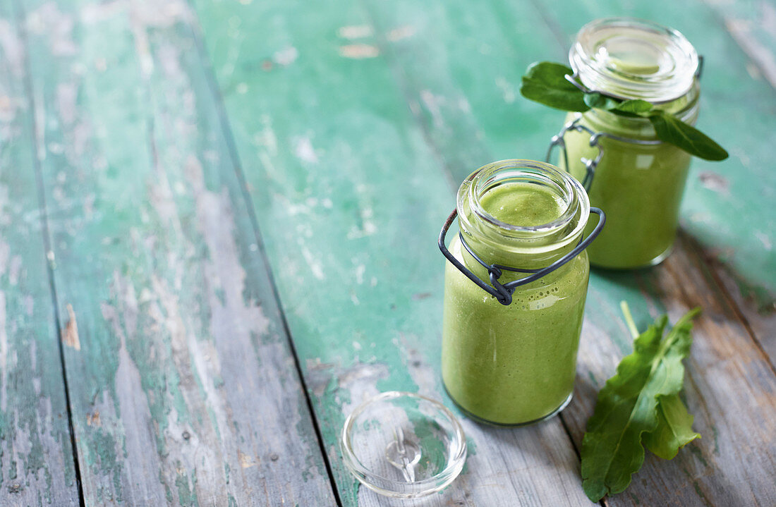 Feldsalat-Avocado-Smoothie mit Sauerampfer und Leinsamen