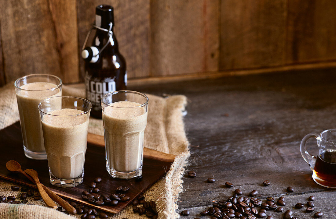 Cold-Brewed-Coffee mit Cashewkernen und Vanille