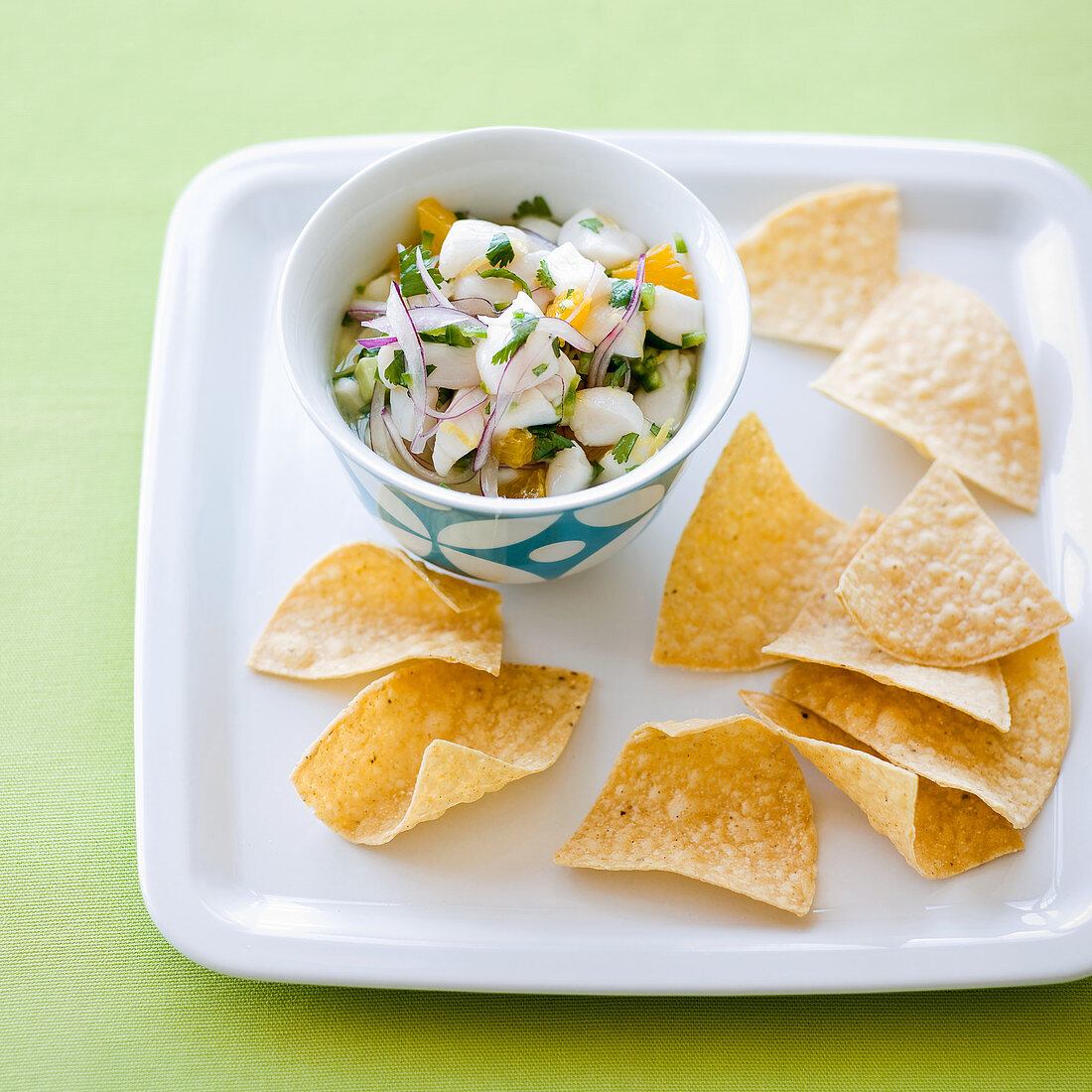 Jakobsmuschel-Ceviche mit Tortillachips