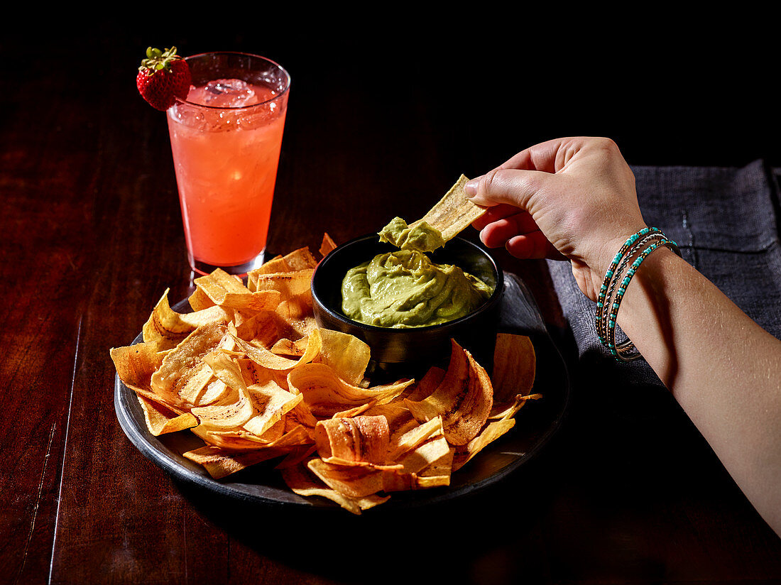 Bananenchips und Avocadocreme zum Cocktail