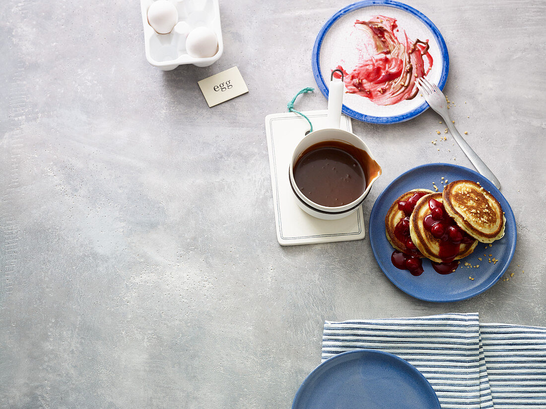 Pancake Tower mit Kirschgrütze und Nugatsauce