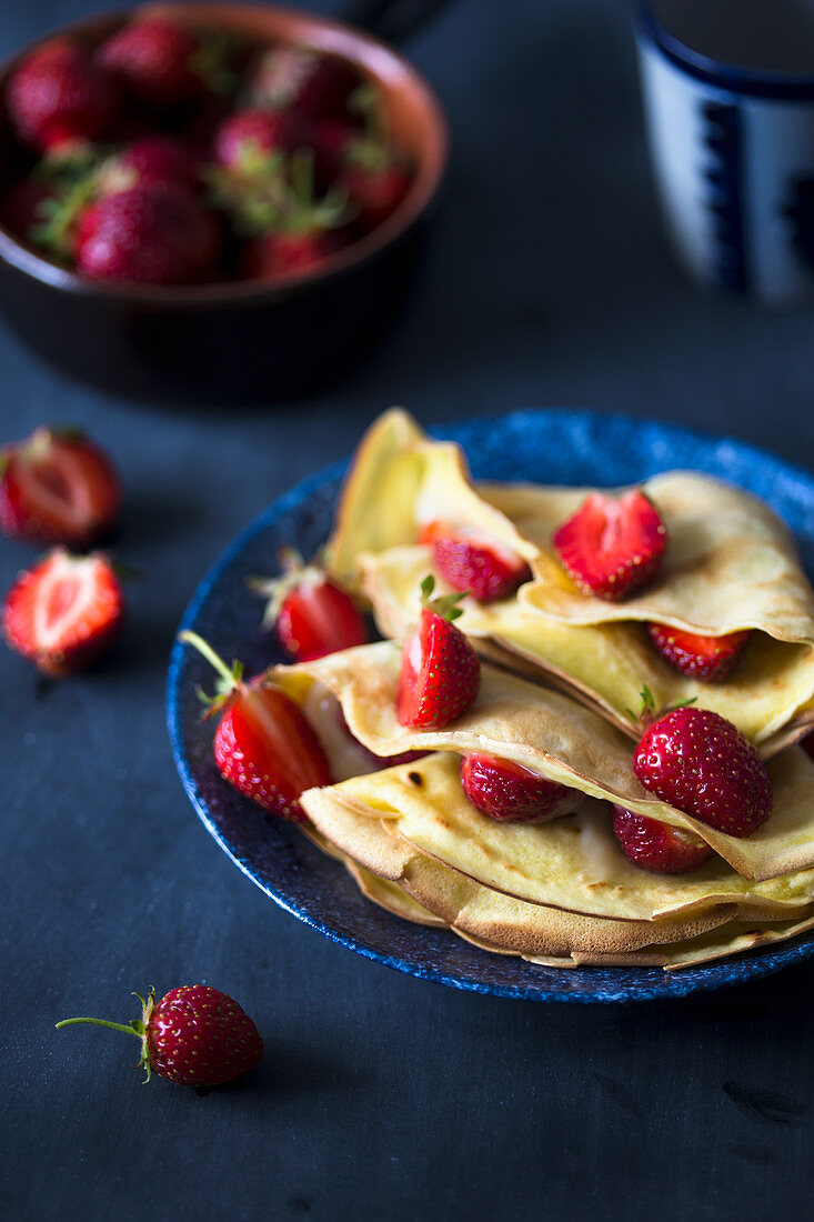 Crêpes mit Erdbeeren und Vanillecreme