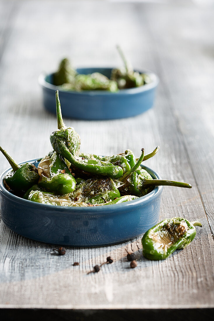 Roasted green chilli peppers with ground pepper