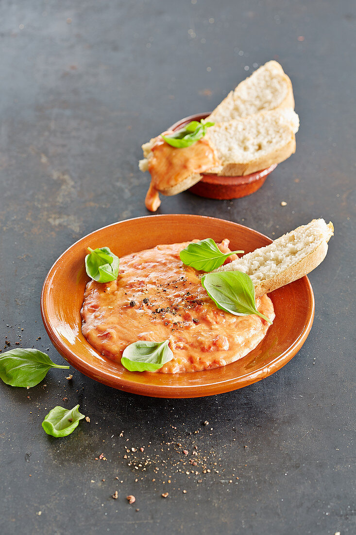 Pizza-Fondue mit Brot und Basilikum