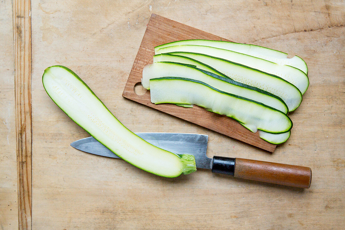 Zucchini in feine Streifen schneiden