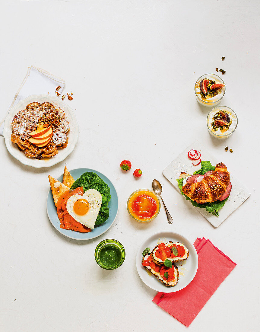 Frühstücksideen - Apfelwaffeln, Müsli, Smoothie und Herz-Spiegelei