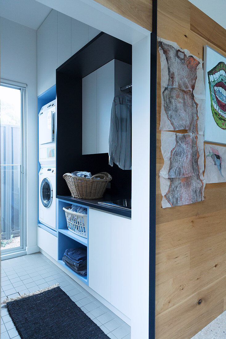 Fitted wardrobe and work surface in a niche as a laundry room