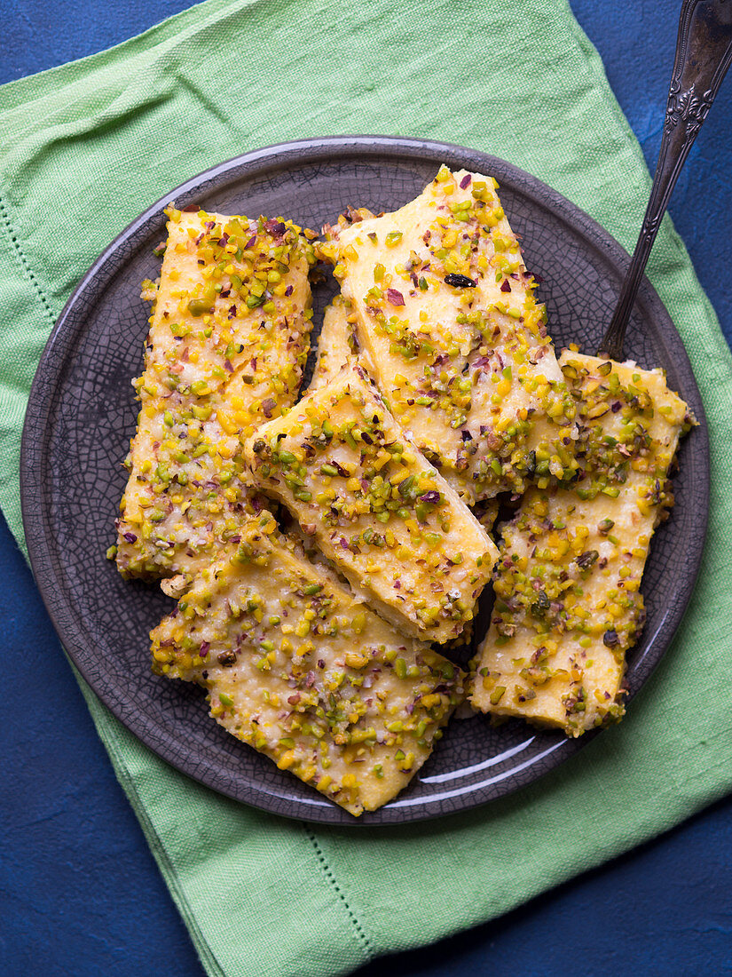 Polenta-Käse-Schnitten mit Pistazien und Parmesan aus dem Ofen