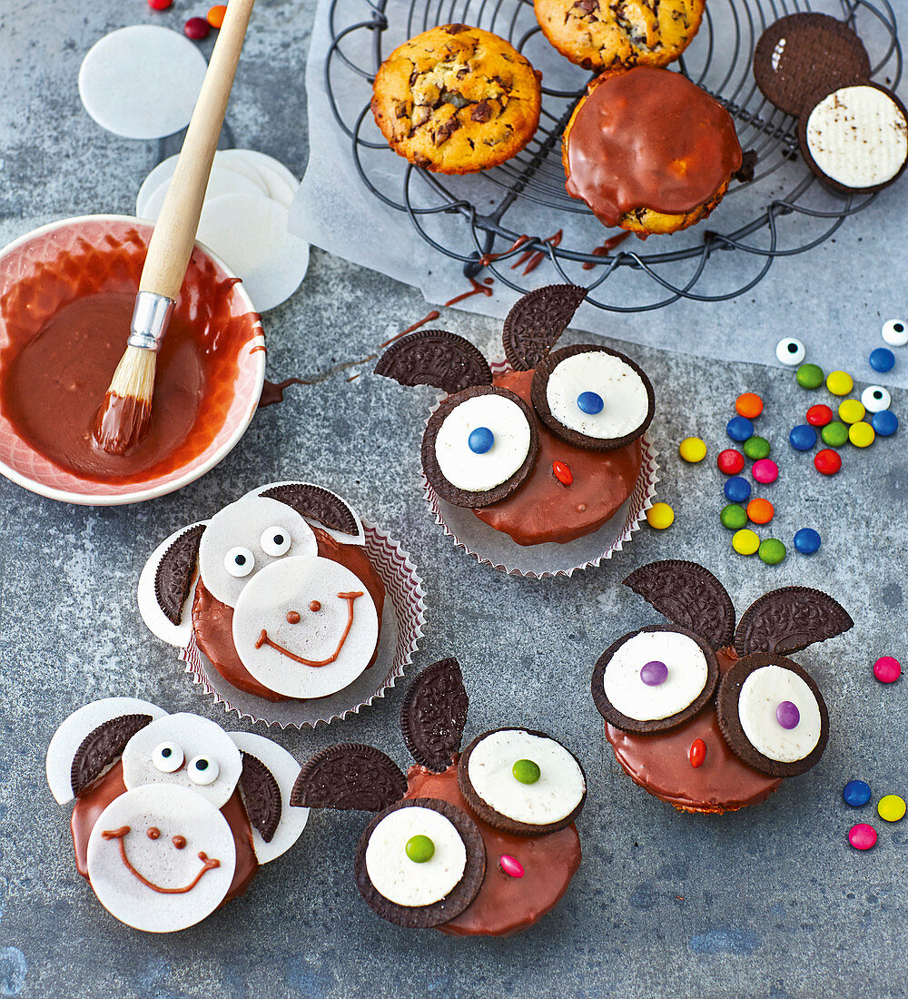 Owl and monkey muffins with Oreos