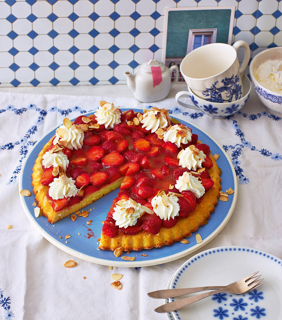 Quick strawberry cake with a sponge base