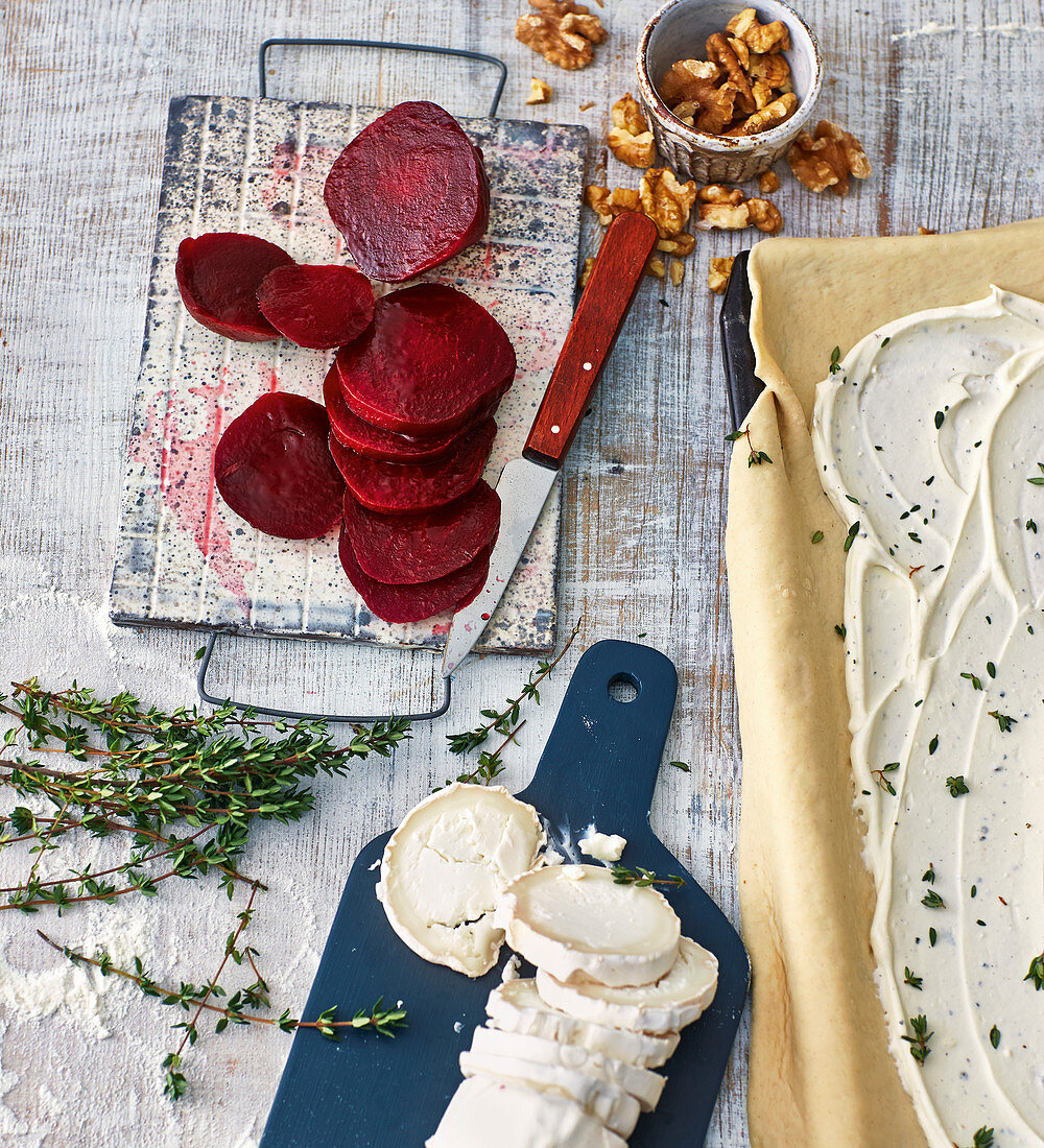 Rote-Bete-Scheiben, Walnüsse und Ziegenkäserolle (Zutaten für Flammkuchen mit Roter Bete und Ziegenkäse)