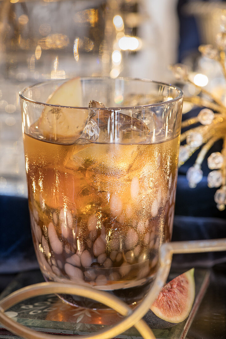 Cocktail mit Whiskey, Apfelsaft und Feigenlikör