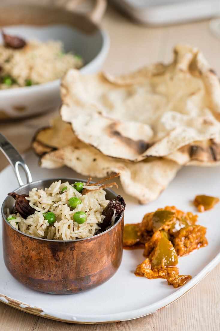 Curry with pea rice and flatbread (India)