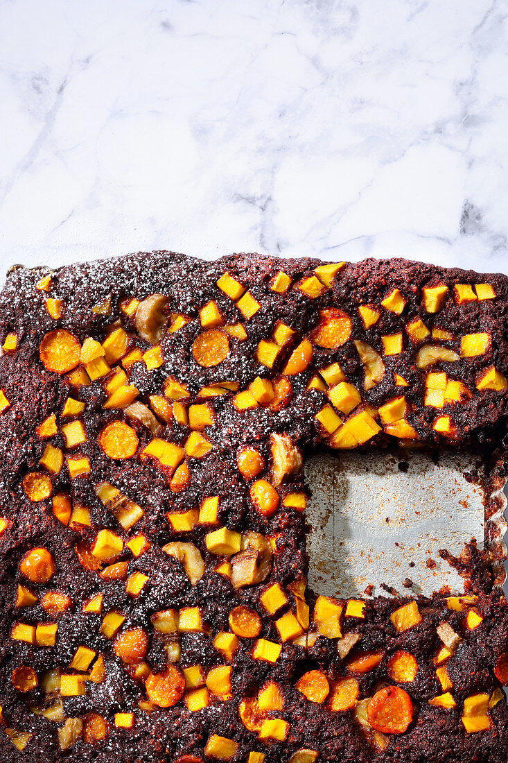 Cocoa cake with exotic fruit (trend from the 2010s)
