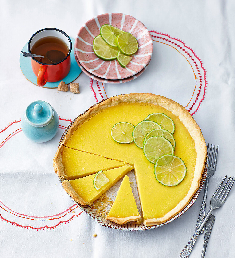 Lime tart with sour cream