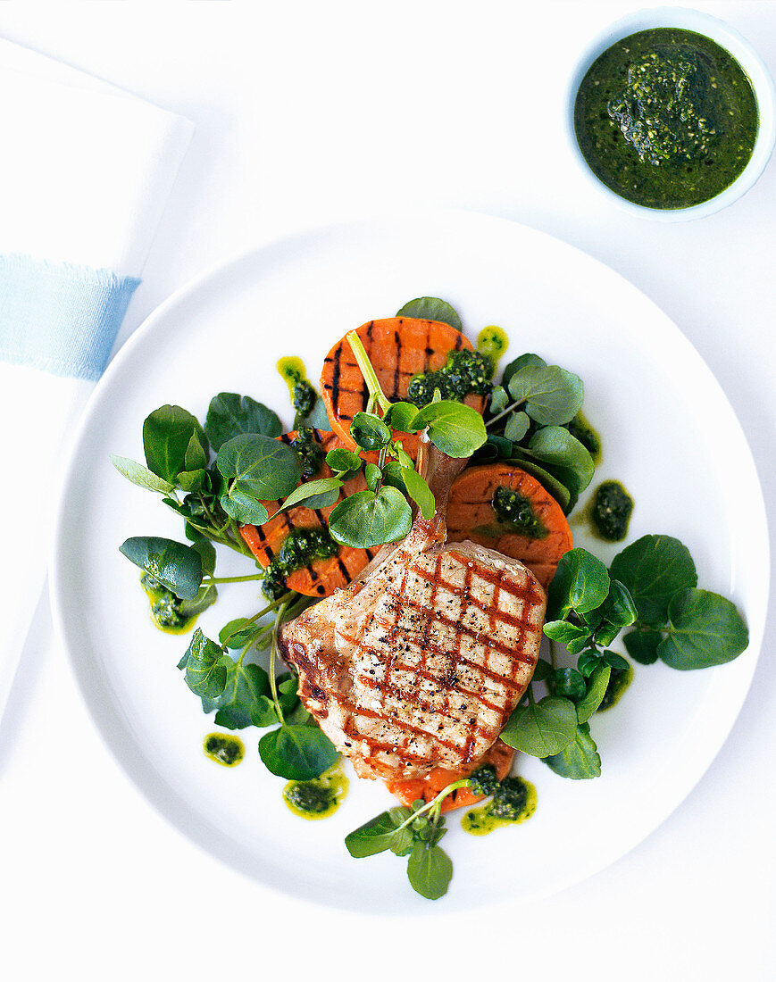 Gegrilltes Lammkotelett auf Süsskartoffelsalat mit Kräuterpesto