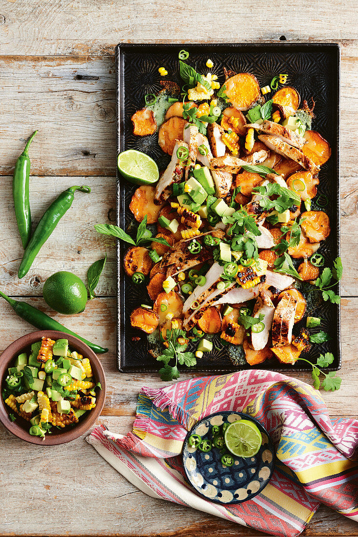 Nachos mit Chili-Hähnchen, Limette und Mais