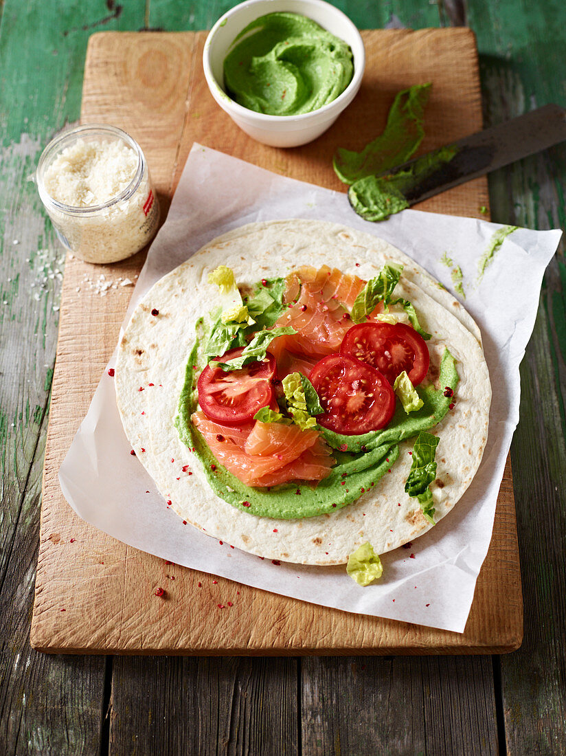 Broccolicreme mit Lachs und Tomaten im Wrap