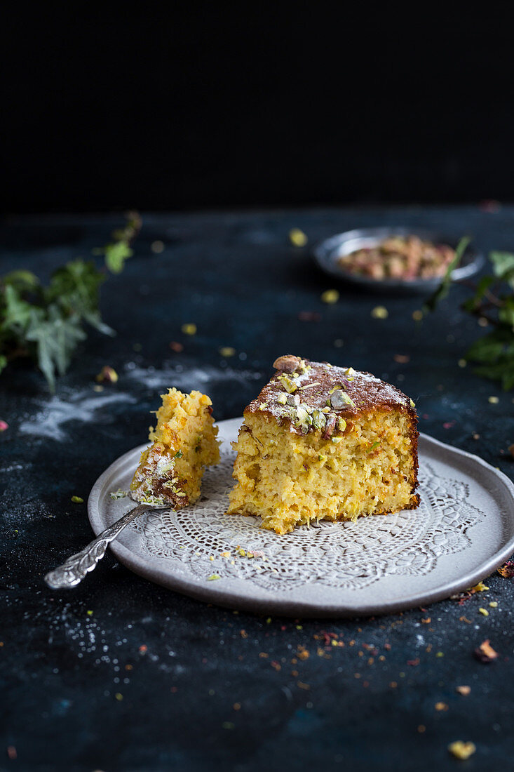 Ein Stück Orangen-Pistazien-Kuchen