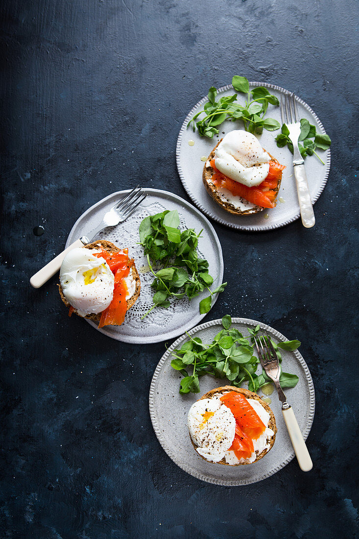 Brötchen mit Räucherlachs und pochiertem Ei