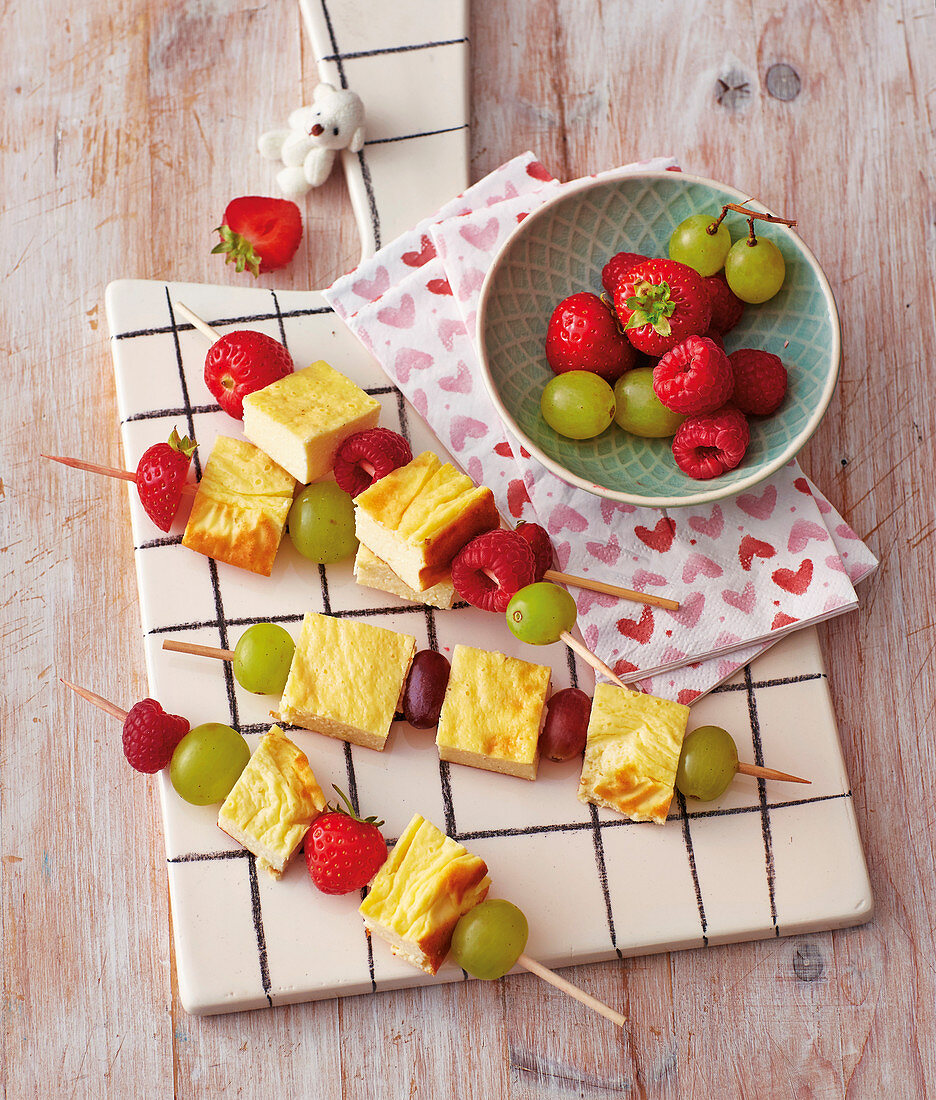 Cheesecake kebabs with fresh fruit