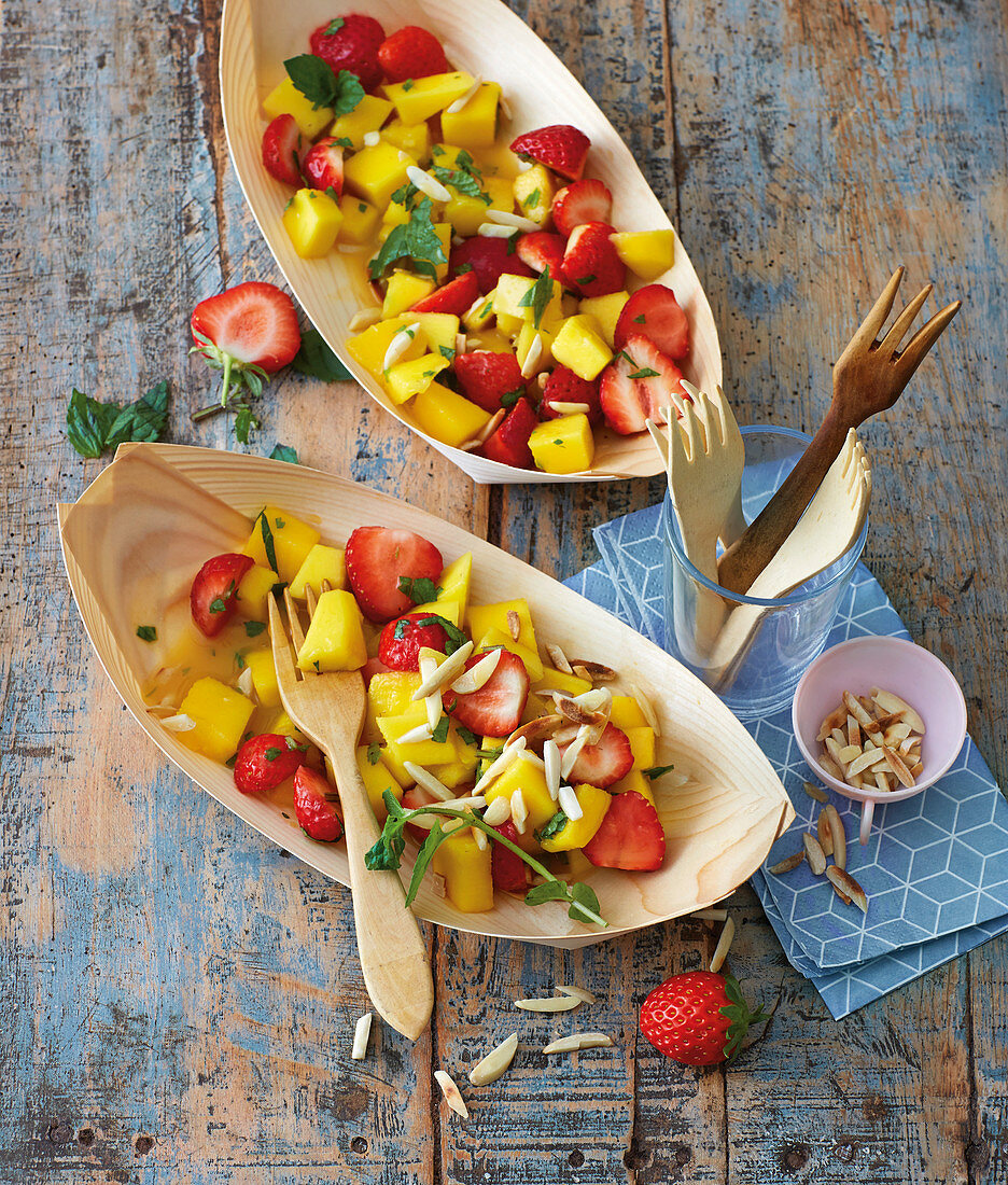 Mango-Erdbeer-Salat mit Mandeln zum Lunch