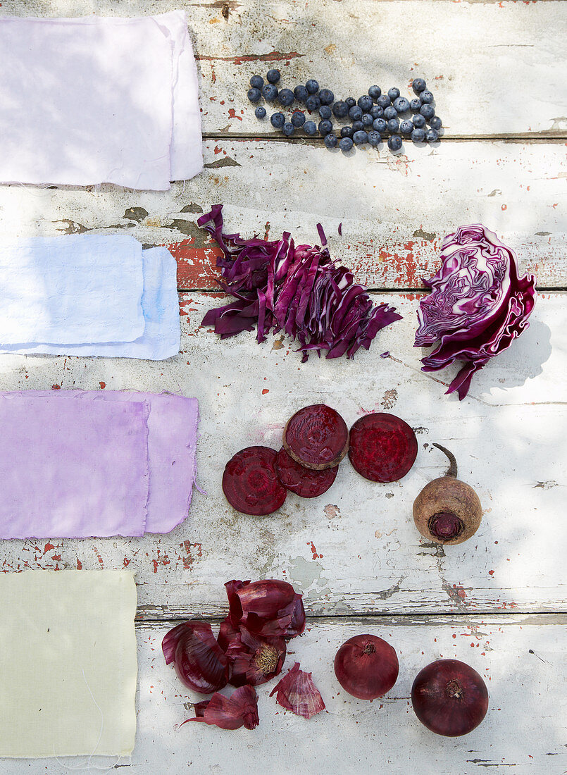 Natürlich gefärbte Stoffe (Blaubeeren, Rotkohl, Rote Bete, Rote Zwiebeln)