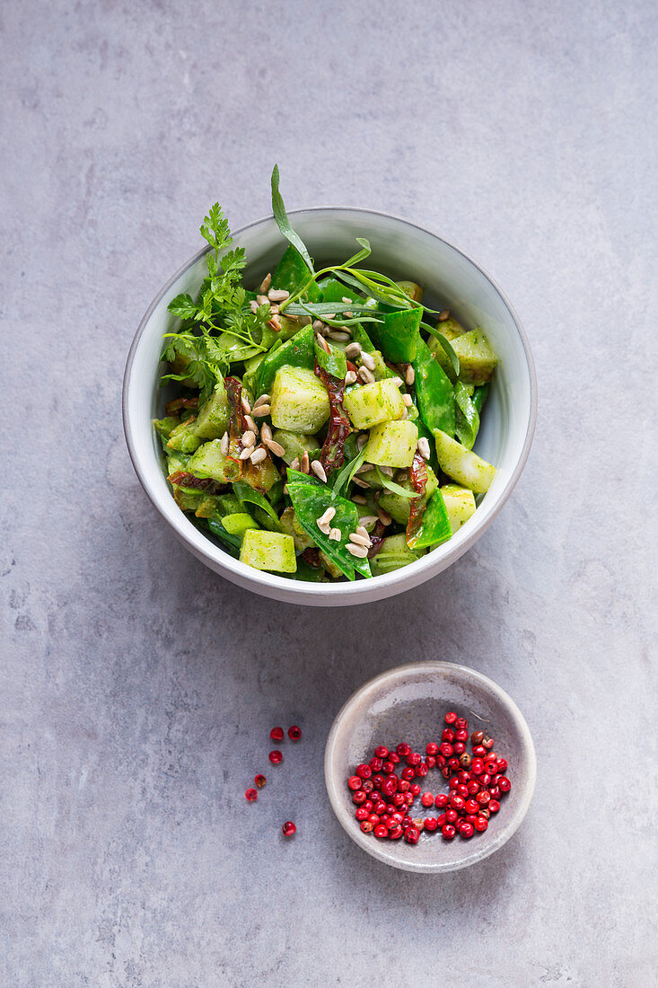 Grüner Topinambursalat mit Zuckerschoten und Kräuterdressing