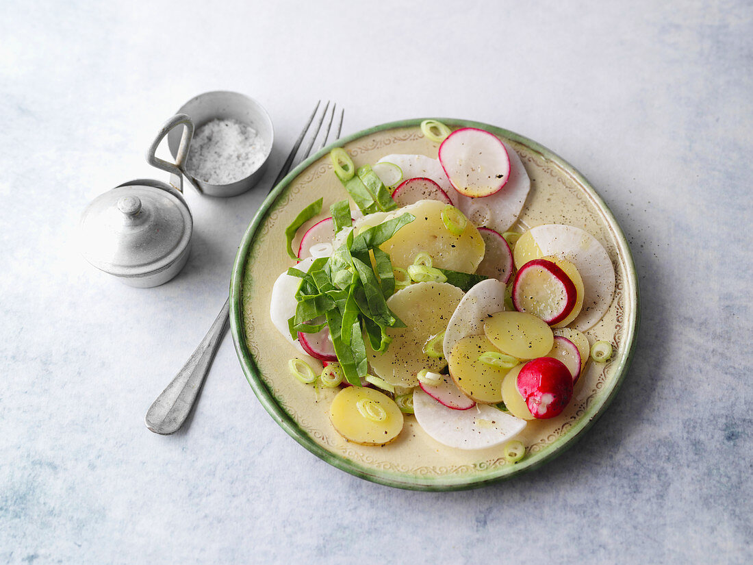 Bärlauch-Radieschen-Salat mit Sauermilchkäse