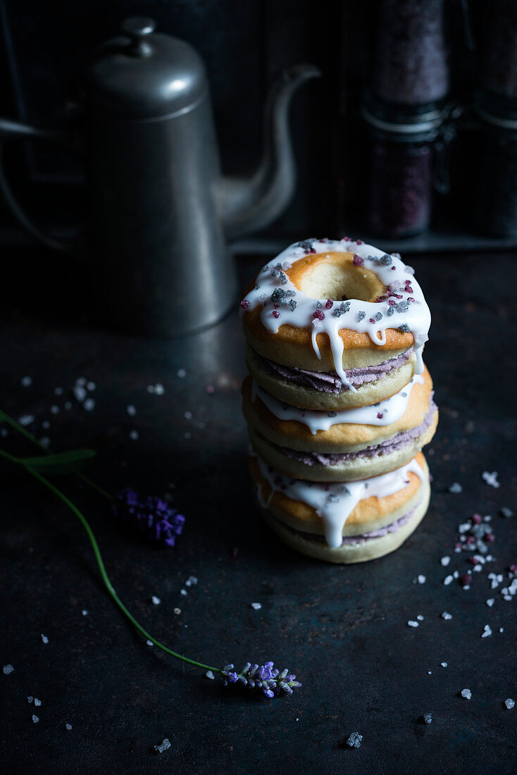 Ofengebackene Donuts mit Lavendelcreme und Zuckerguss, vegan