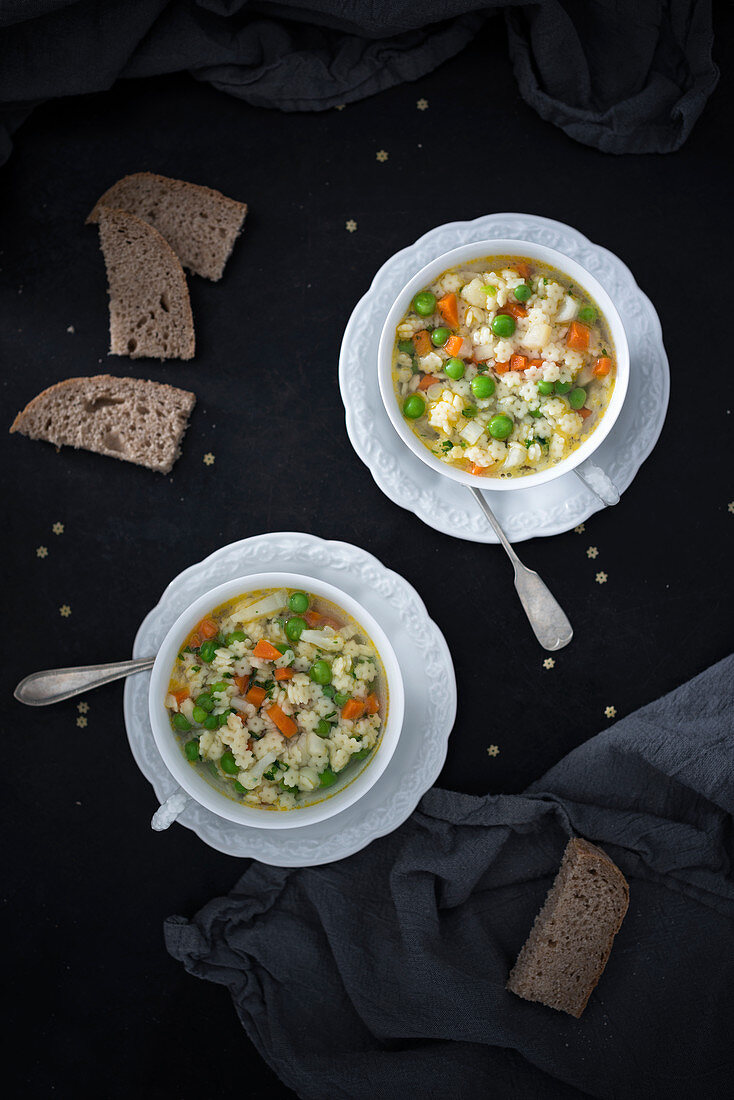 Vegane Suppe mit Sternchennudeln und Gemüse