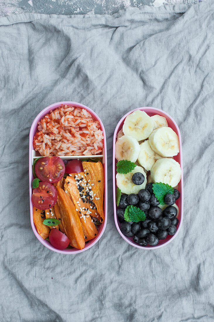 Bentobox mit Tomatenreis, Ofen-Süsskartoffeln und Tomaten & mit Bananen, Blaubeeren und Zitronenmelisse