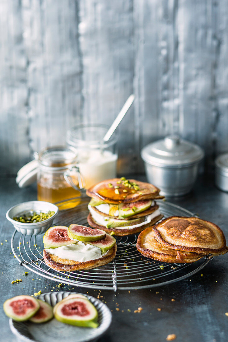 Oriental yoghurt pancakes with figs and pistachio nuts