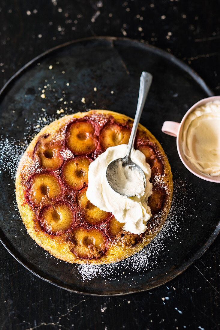 Pan-baked plum cake with cinnamon