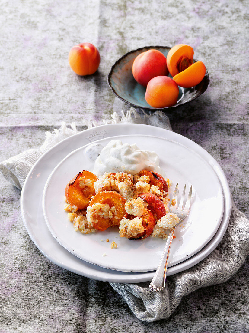 Aprikosen-Mandel-Crumble mit Vanillesahne