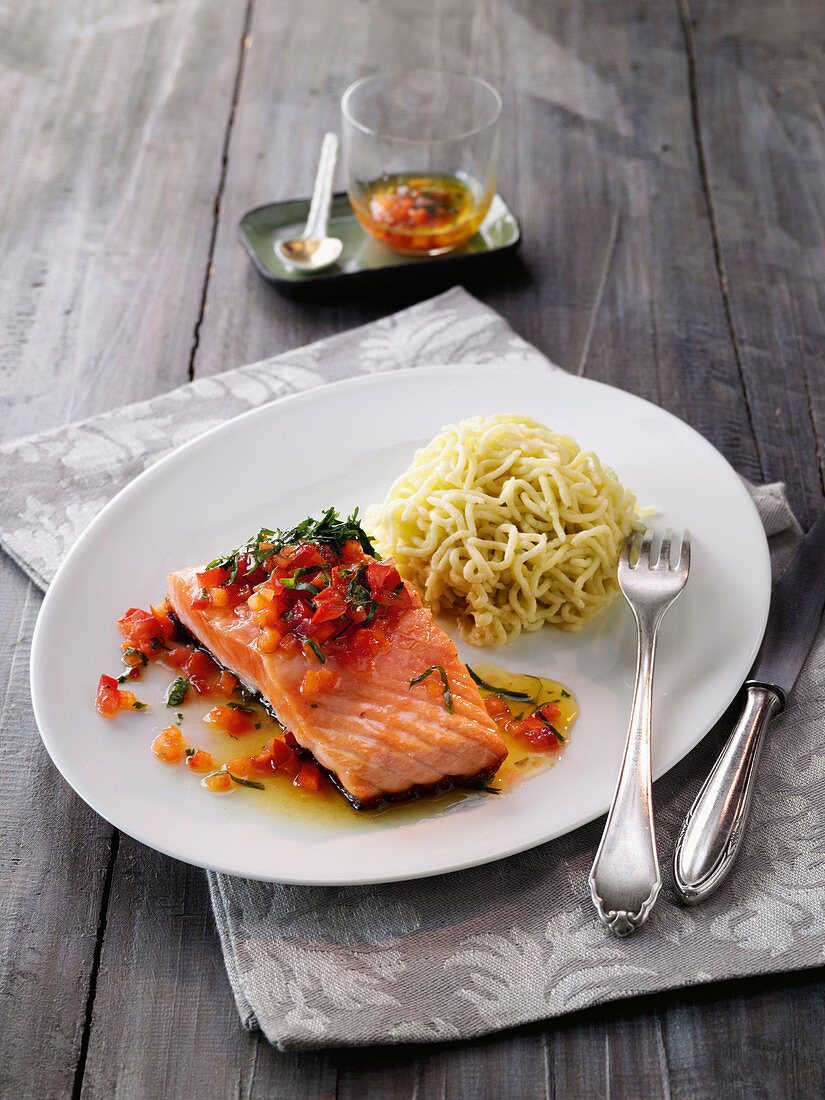 Gebratener Lachs mit Koriander-Vinaigrette und Wasabi-Kartoffel-Püree