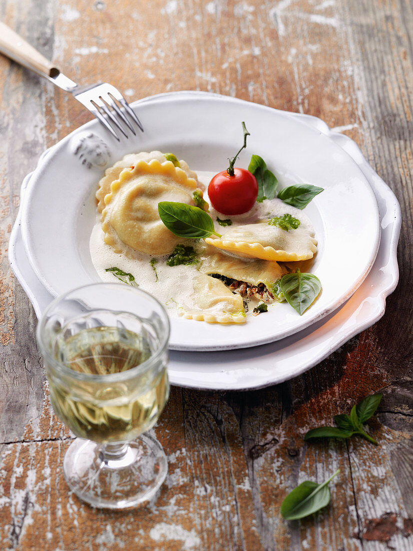 Tomaten-Ricotta-Ravioli mit Parmesan-Schaum