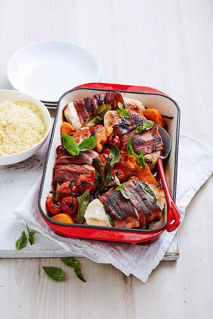 Puten-Saltimbocca aus dem Ofen mit Gemüse und Couscous