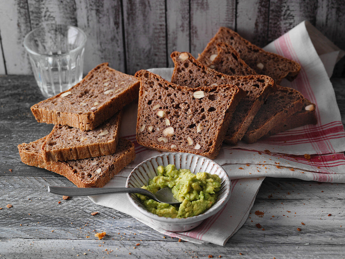 Nussbrot mit Avocadomus