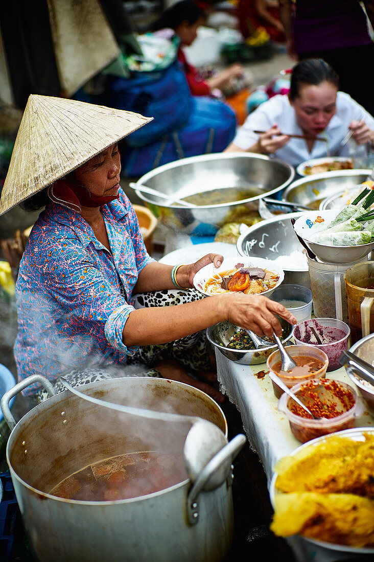 Street Food Verkäuferin in Saigon