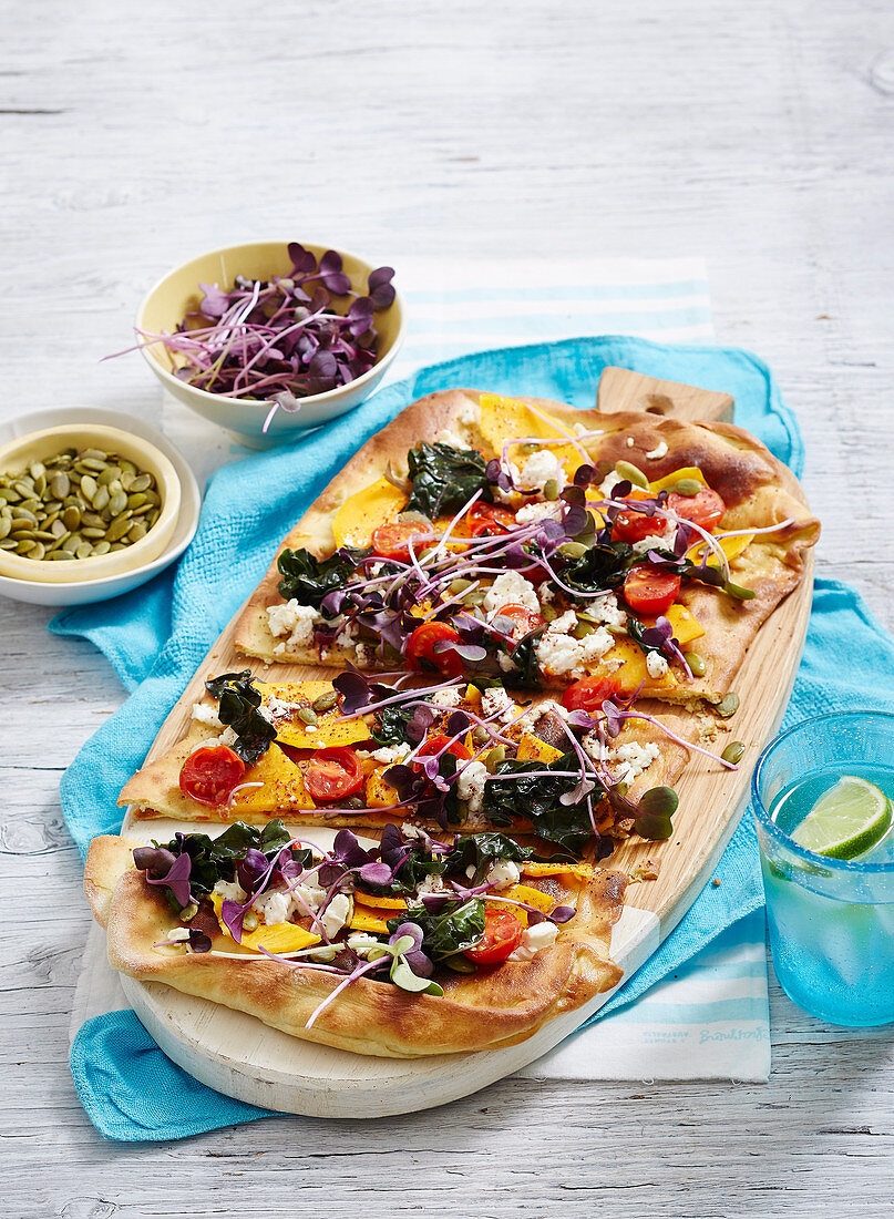 Avocado Naan mit Gemüse, Feta und Rettichsprossen