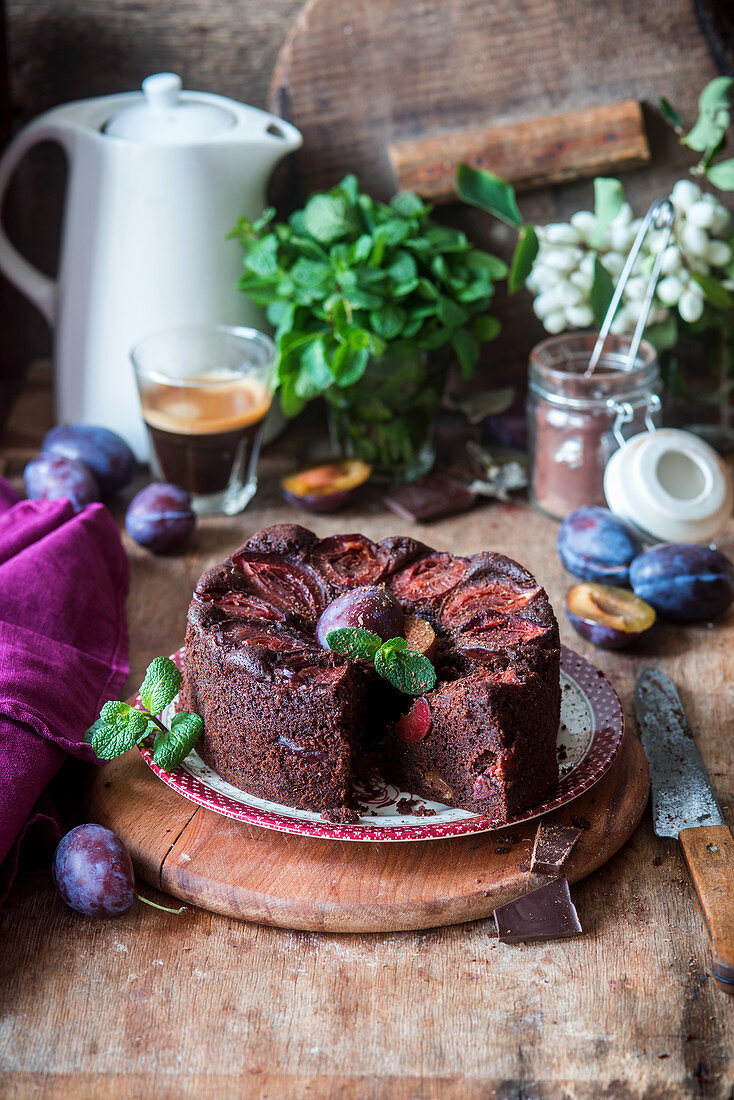 Schokoladenkuchen mit Zwetschgen, angeschnitten