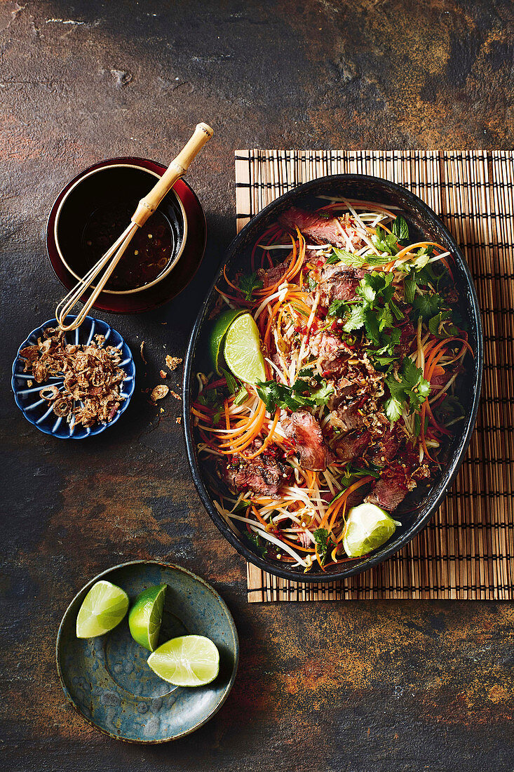 Salat mit Crying Tiger Beef und grüner Papaya (Thailand)