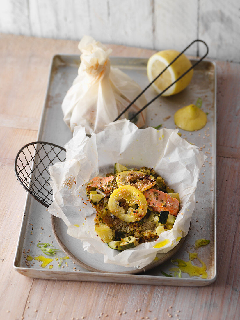 Lachs-Zucchini-Päckchen mit Zitrone und Couscous aus dem Ofen