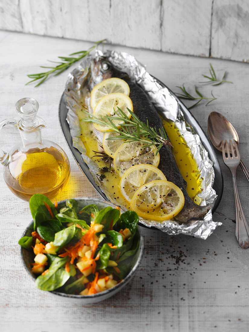 Oven-baked trout with a fruity winter salad